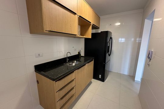 Cozinha de apartamento para alugar com 2 quartos, 42m² em Parque Bitaru, São Vicente