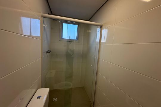 Banheiro de apartamento para alugar com 2 quartos, 42m² em Parque Bitaru, São Vicente