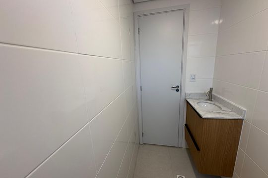 Banheiro de apartamento para alugar com 2 quartos, 42m² em Parque Bitaru, São Vicente
