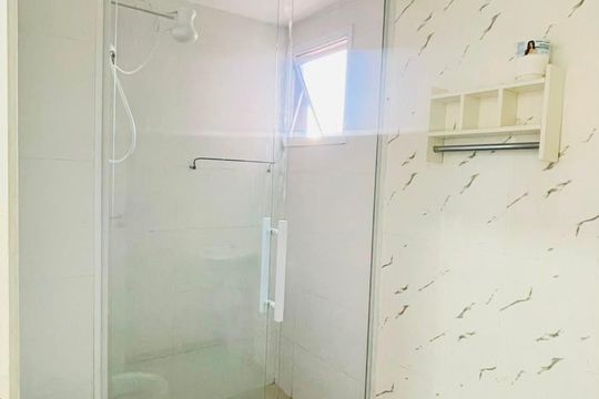 Banheiro de apartamento para alugar com 2 quartos, 52m² em Jardim de Lourdes, Embu das Artes