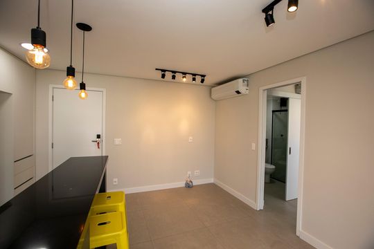 SALA PARA DOIS AMBIENTES INTEGRADA A COZINHA de apartamento para alugar com 1 quarto, 40m² em Cambuí, Campinas