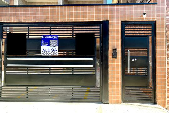 Placa instalada na fachada do imóvel  de apartamento para alugar com 1 quarto, 37m² em Jardim Ottawa, Guarulhos