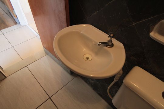 Banheiro Social de casa de condomínio para alugar com 2 quartos, 60m² em Mantiqueira, Belo Horizonte