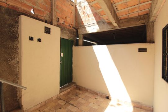 Hall de Entrada de casa de condomínio para alugar com 2 quartos, 60m² em Mantiqueira, Belo Horizonte