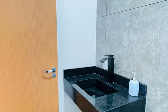 Banheiro de casa de condomínio para alugar com 2 quartos, 50m² em Parque das Lajes, Cotia