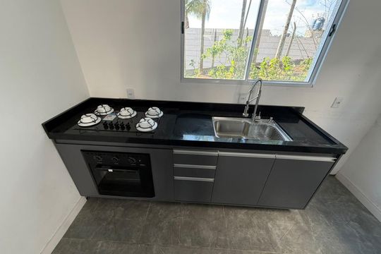 Cozinha de casa de condomínio para alugar com 2 quartos, 50m² em Parque das Lajes, Cotia