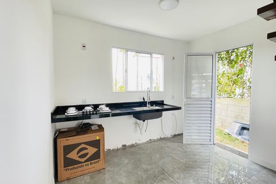 Cozinha de casa de condomínio para alugar com 2 quartos, 50m² em Parque das Lajes, Cotia