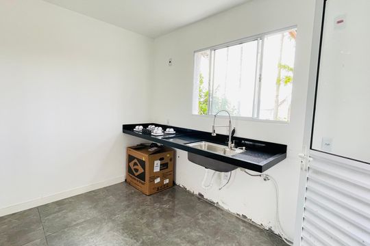 Cozinha de casa de condomínio para alugar com 2 quartos, 50m² em Parque das Lajes, Cotia