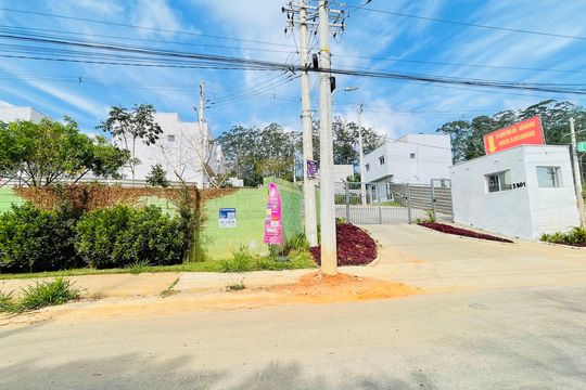 Fachada com Placa de casa de condomínio para alugar com 2 quartos, 50m² em Parque das Lajes, Cotia