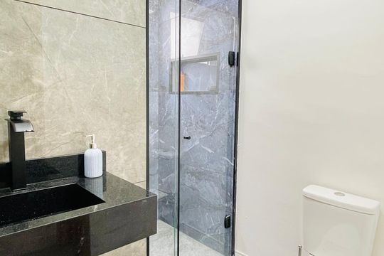 Banheiro de casa de condomínio para alugar com 2 quartos, 50m² em Parque das Lajes, Cotia