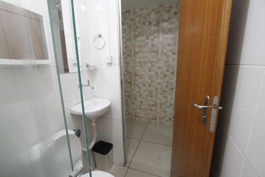 Banheiro de kitnet/studio para alugar com 1 quarto, 30m² em João Pinheiro, Belo Horizonte