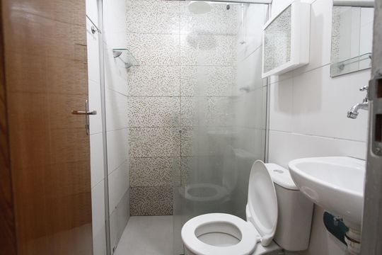 Banheiro de kitnet/studio para alugar com 1 quarto, 30m² em João Pinheiro, Belo Horizonte