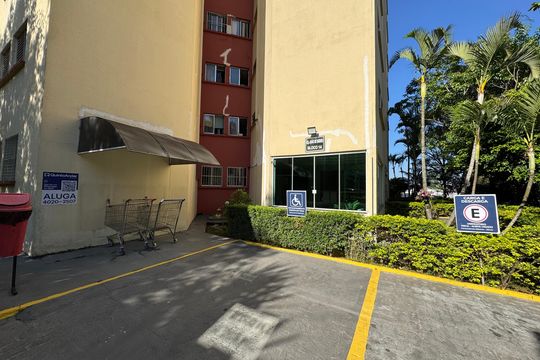 Fachada com PLACA GRANDE de apartamento para alugar com 2 quartos, 55m² em Bandeiras, Osasco