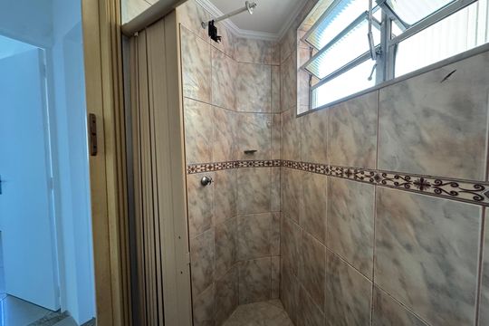 Banheiro de apartamento para alugar com 2 quartos, 55m² em Bandeiras, Osasco