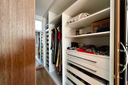 Closet Suíte 1 de apartamento para alugar com 4 quartos, 236m² em Cambuí, Campinas