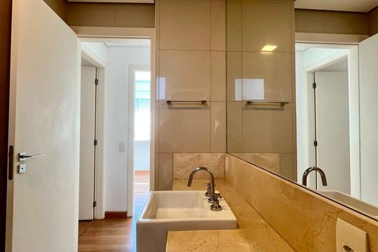 Banheiro de apartamento para alugar com 4 quartos, 236m² em Cambuí, Campinas