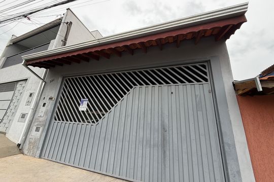 Fachada de casa à venda com 2 quartos, 125m² em Parque Residencial Almerinda Chaves, Jundiaí