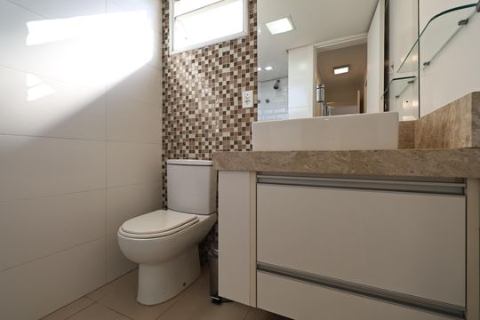 Banheiro de apartamento à venda com 2 quartos, 51m² em Parque Erasmo Assunção, Santo André