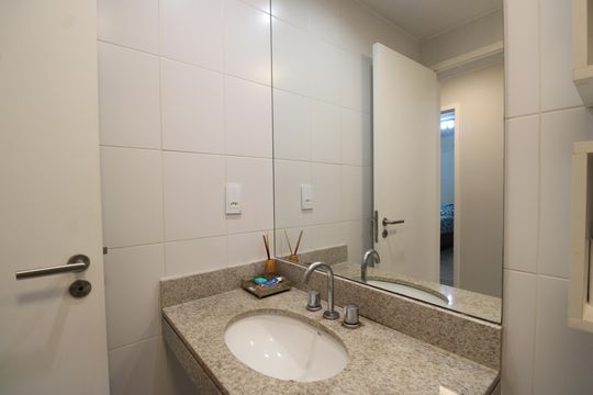 Banheiro social de apartamento à venda com 3 quartos, 115m² em Barra da Tijuca, Rio de Janeiro