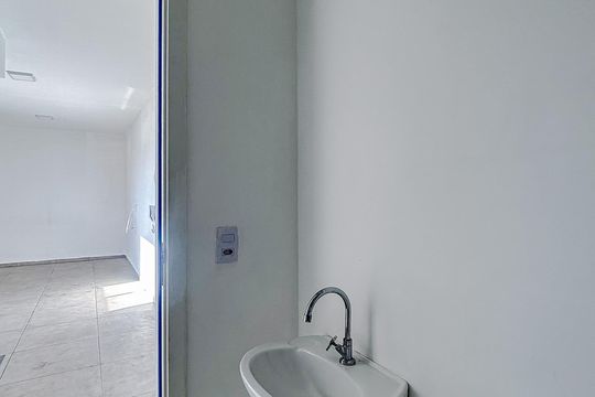Banheiro de kitnet/studio para alugar com 1 quarto, 24m² em Vila Granada, São Paulo