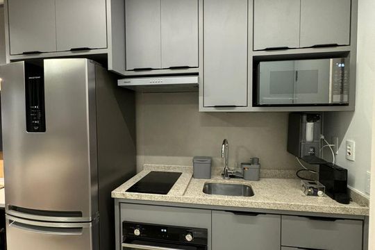Cozinha de apartamento para alugar com 1 quarto, 25m² em Campo Belo, São Paulo