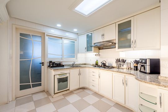 Cozinha de apartamento à venda com 4 quartos, 150m² em Jardim Itu, Porto Alegre