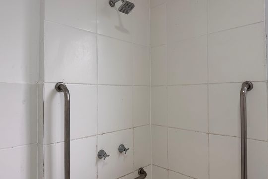 Banheiro Social de apartamento para alugar com 1 quarto, 42m² em Vargem Pequena, Rio de Janeiro