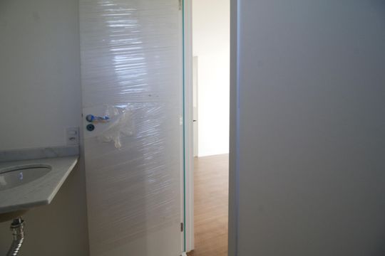 Banheiro de apartamento à venda com 2 quartos, 48m² em Barra Olímpica, Rio de Janeiro