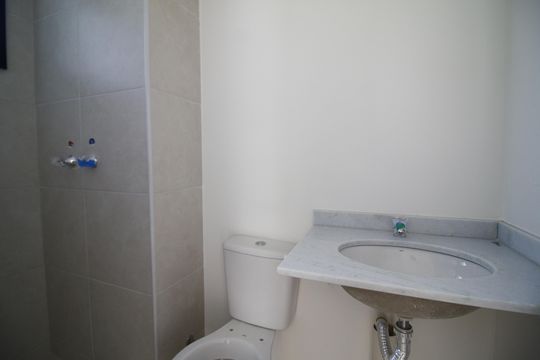 Banheiro de apartamento à venda com 2 quartos, 48m² em Barra Olímpica, Rio de Janeiro