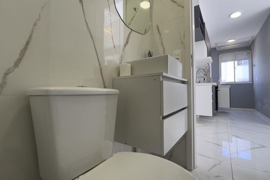 Banheiro de apartamento para alugar com 2 quartos, 36m² em Vila das Bandeiras, Guarulhos