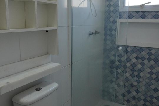 Banheiro da Suíte de casa de condomínio à venda com 2 quartos, 124m² em Jardim Rancho Alegre, Barueri
