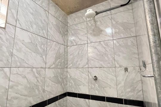 Banheiro de kitnet/studio para alugar com 1 quarto, 20m² em Jardim das Vertentes, São Paulo