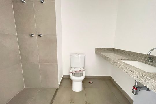 Banheiro de kitnet/studio à venda com 1 quarto, 29m² em Butantã, São Paulo