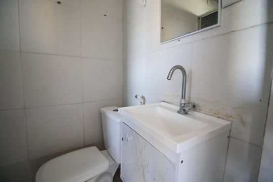 Banheiro social de casa para alugar com 2 quartos, 86m² em Curicica, Rio de Janeiro