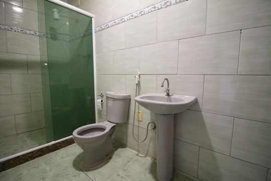 Banheiro de casa para alugar com 2 quartos, 86m² em Curicica, Rio de Janeiro