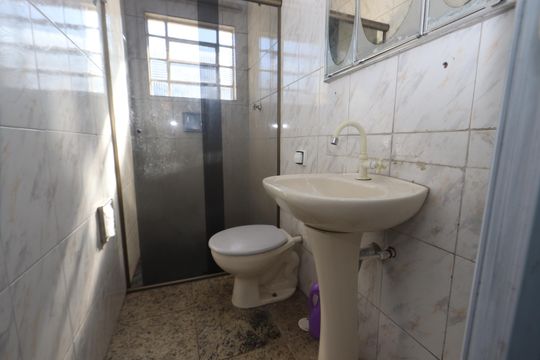 Banheiro de casa para alugar com 1 quarto, 40m² em Jardim Porteira Grande, São Paulo