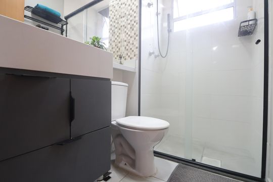 Banheiro de apartamento à venda com 2 quartos, 51m² em Estância Velha, Canoas