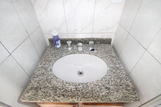 Banheiro de apartamento à venda com 2 quartos, 56m² em Conjunto Residencial José Bonifácio, São Paulo