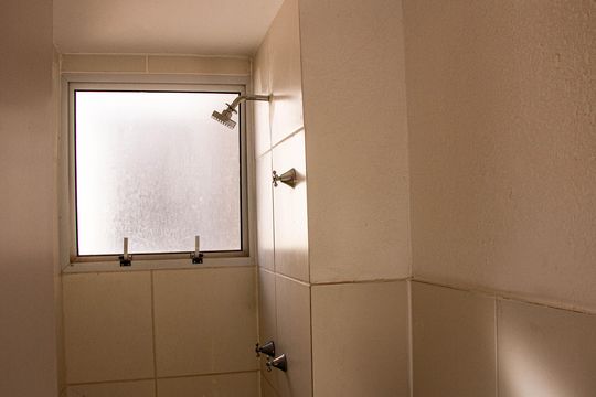Banheiro social de apartamento para alugar com 2 quartos, 50m² em Guaratiba, Rio de Janeiro