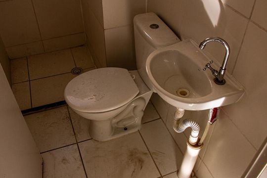 Banheiro social de apartamento para alugar com 2 quartos, 50m² em Guaratiba, Rio de Janeiro