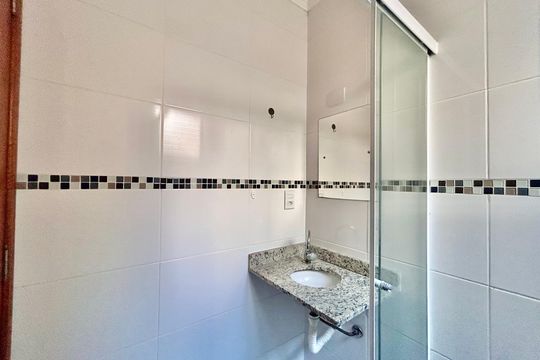 Banheiro do Quarto 2 de casa para alugar com 2 quartos, 51m² em Chácara Mafalda, São Paulo