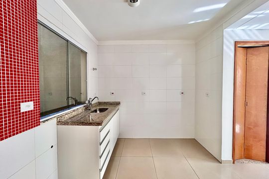 Cozinha de casa para alugar com 2 quartos, 51m² em Chácara Mafalda, São Paulo