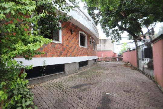 Frente de casa à venda com 4 quartos, 360m² em Vila Canero, São Paulo