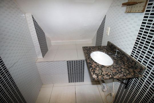 Banheiro de apartamento para alugar com 2 quartos, 60m² em Brás de Pina, Rio de Janeiro