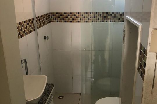 Banheiro de apartamento para alugar com 2 quartos, 63m² em Centro, Nilópolis