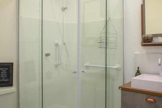 Banheiro de kitnet/studio para alugar com 1 quarto, 48m² em Vila Gumercindo, São Paulo