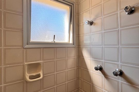 Banheiro da Suíte de apartamento para alugar com 2 quartos, 77m² em Vila Nova Conceição, São Paulo