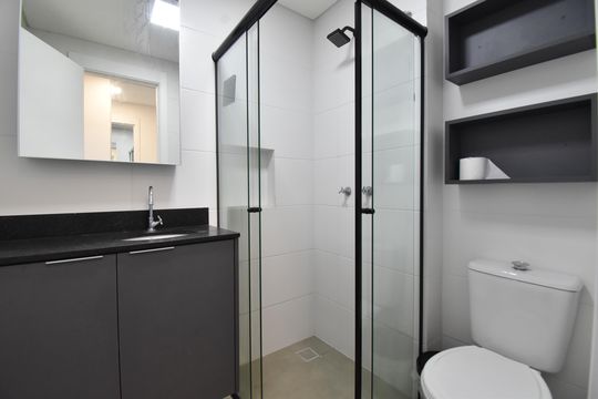 Banheiro  de kitnet/studio para alugar com 1 quarto, 27m² em Tarumã, Pinhais
