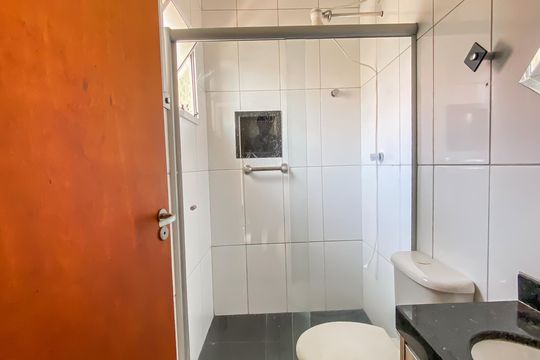 Banheiro da Suíte de casa de condomínio à venda com 3 quartos, 93m² em Jardim Danfer, São Paulo