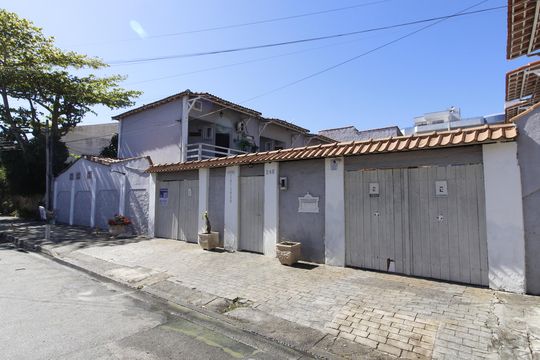 Fachada de casa de condomínio para alugar com 3 quartos, 90m² em Braga, Cabo Frio
